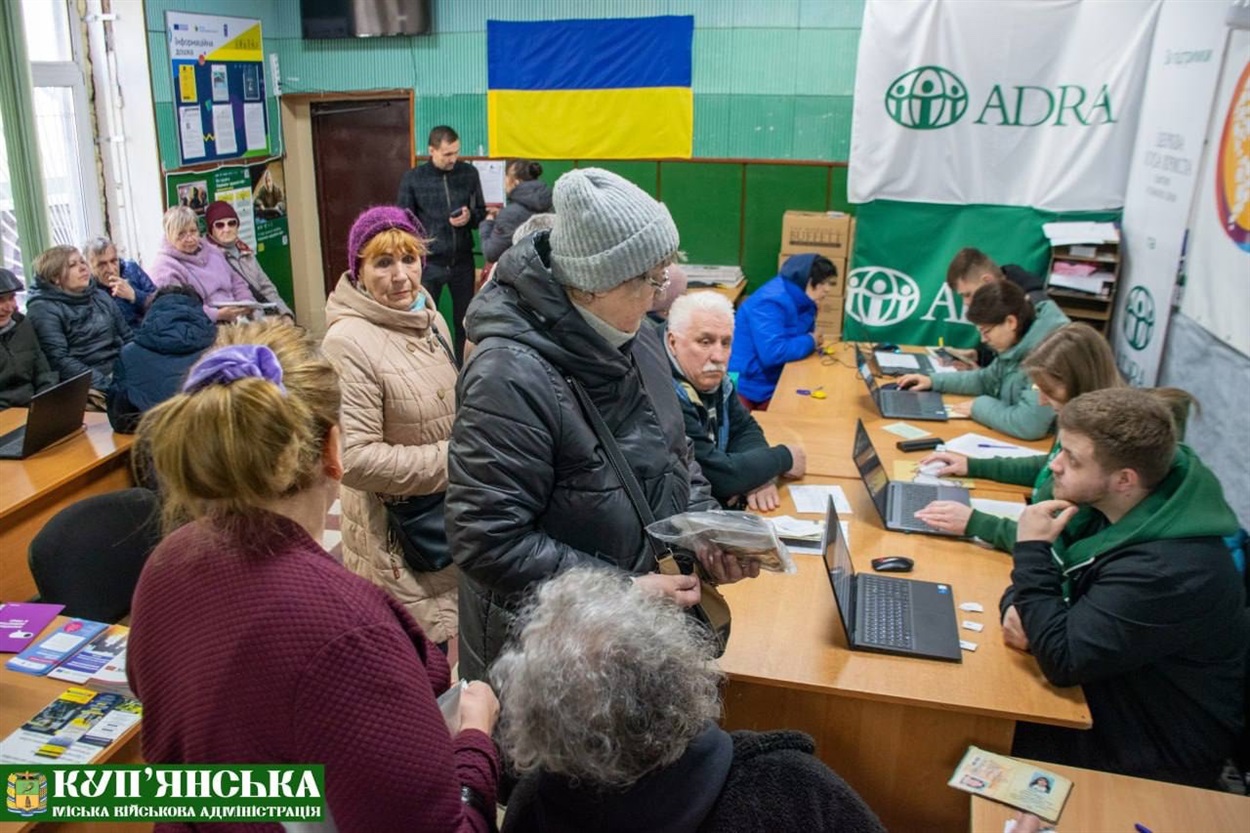 Мешканці Купʼянської громади отримують продуктові набори