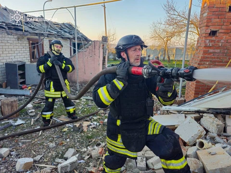 Надзвичайники усувають наслідки обстрілів.