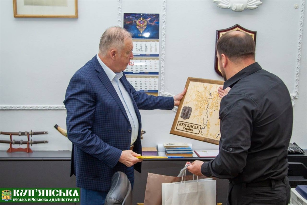 Вручення сувеніру