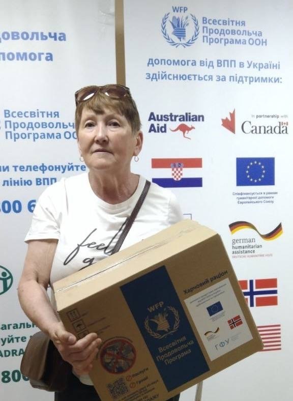 Вразливі категорії громадян отримують продуктові набори в центрі підтримки великобурлучан у Харкові