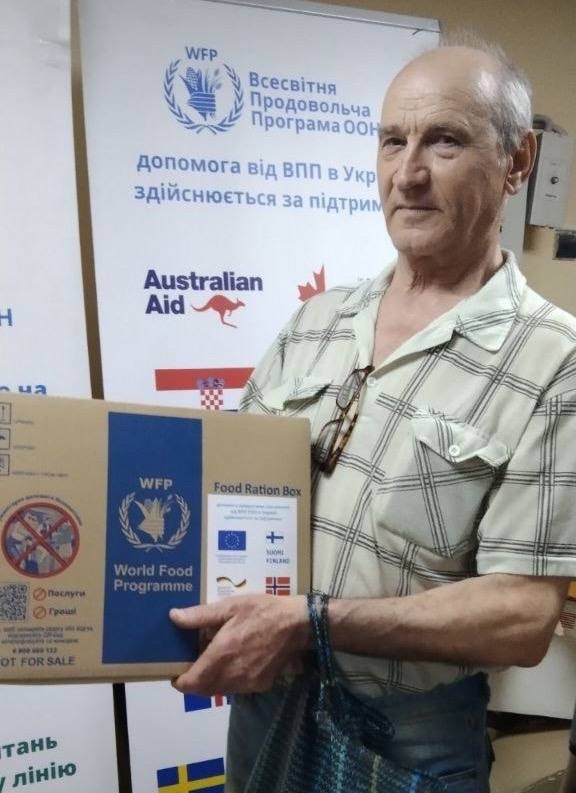 Вразливі категорії громадян отримують продуктові набори в центрі підтримки великобурлучан у Харкові