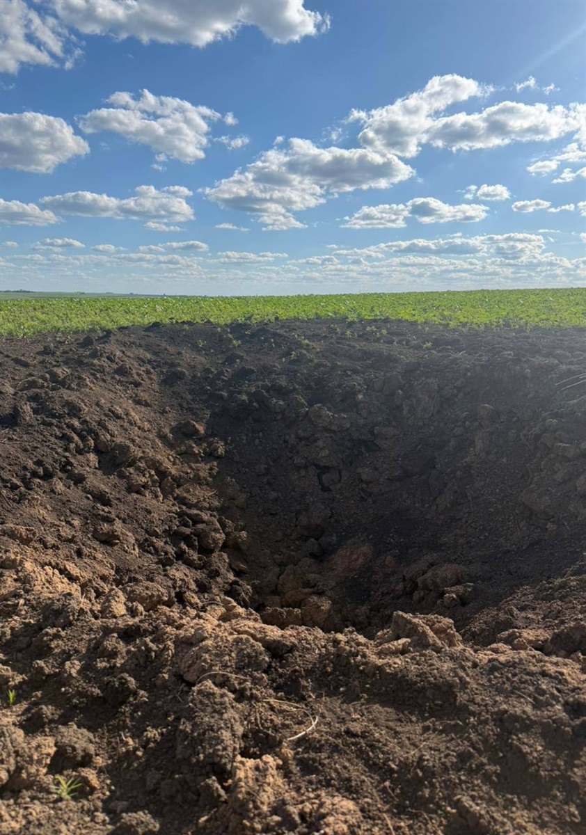 Наслідки обстрілу поблизу сільськогосподарських угідь у Великобурлуцькій громаді