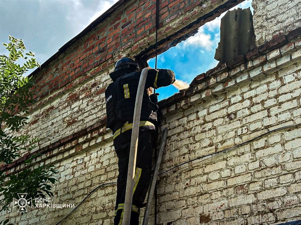 Ліквідація наслідків обстрілу. Рятувальники працюють під загрозою повторних ворожих ударів