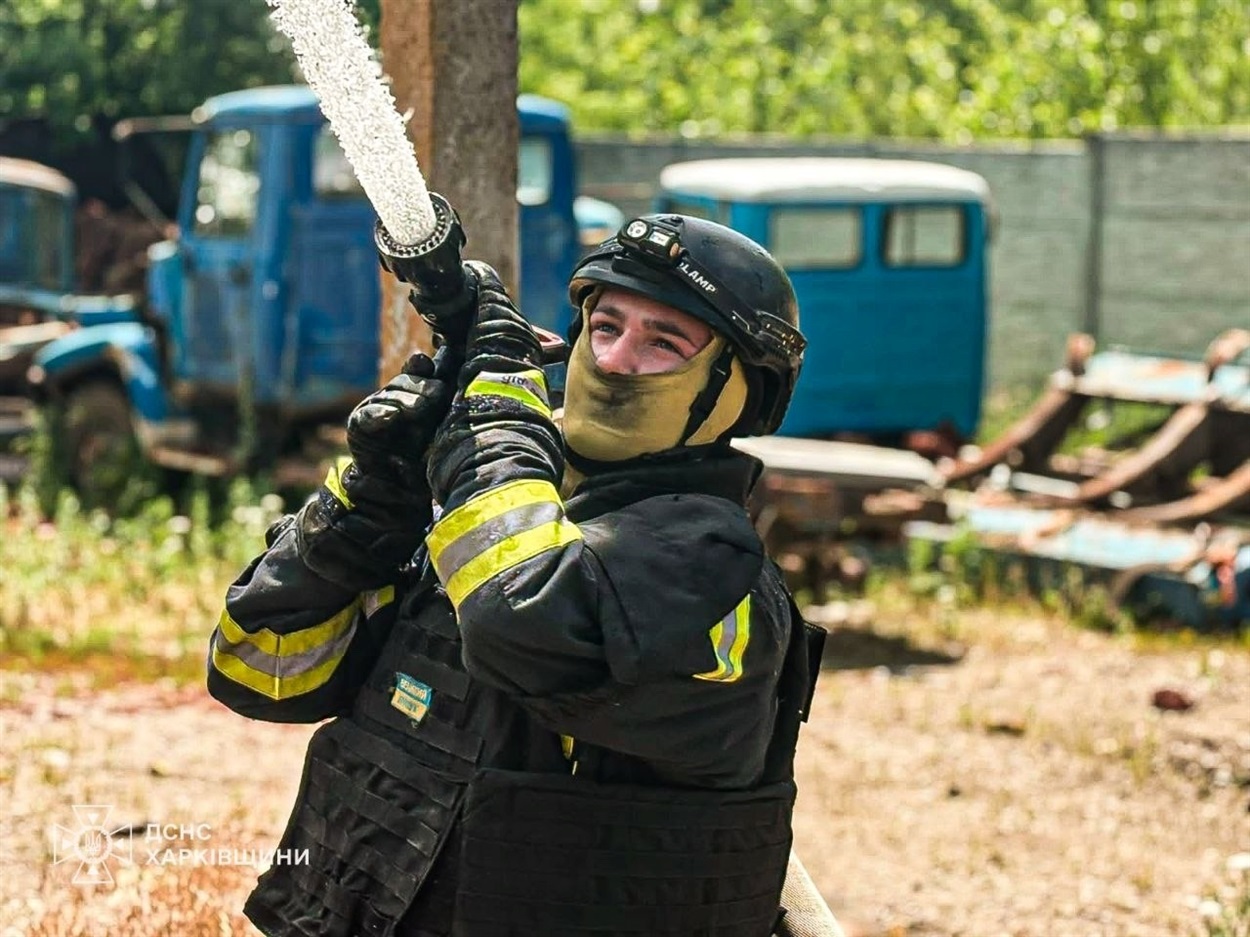 Ліквідація наслідків обстрілу. Рятувальники працюють під загрозою повторних ворожих ударів