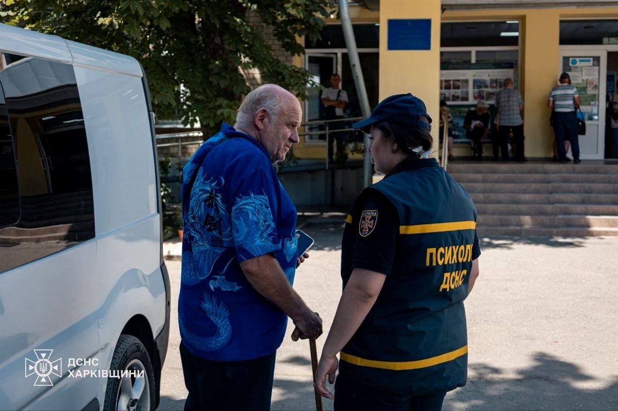 Психологи ДСНС працюють з мешканцями прифронтових громад після евакуації