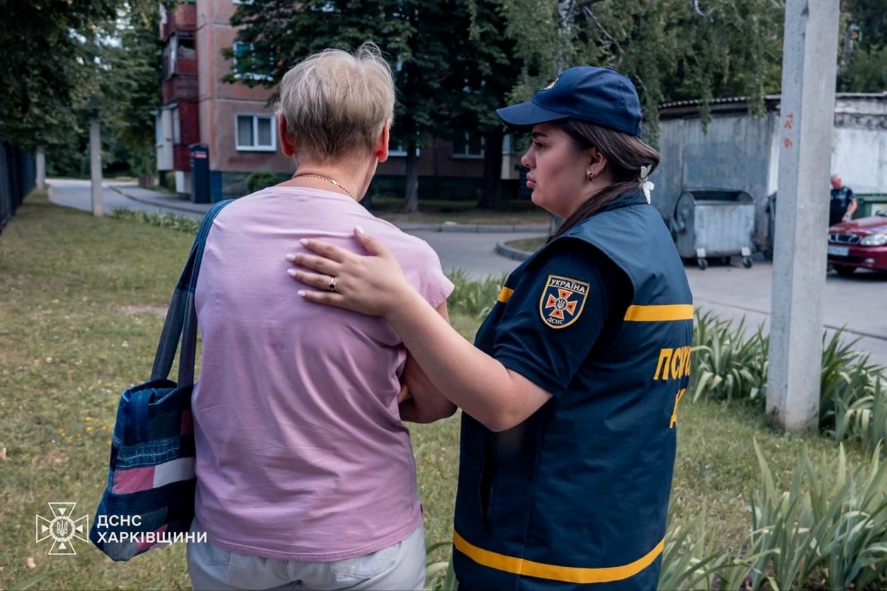 Психологи ДСНС працюють з мешканцями прифронтових громад після евакуації