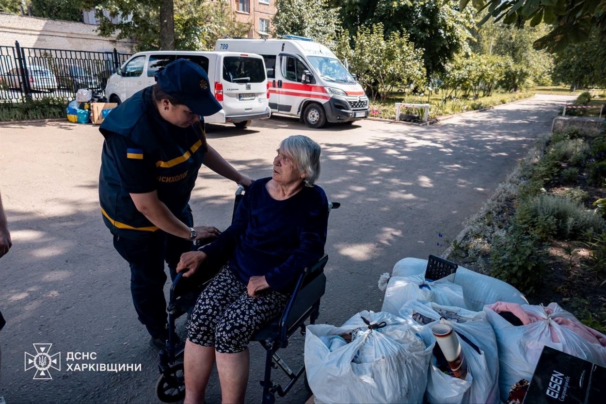 Психологи ДСНС працюють з мешканцями прифронтових громад після евакуації