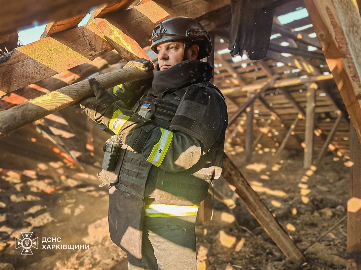 Рятувальники ліквідовують пожежу, яка виникла внаслідок обстрілів