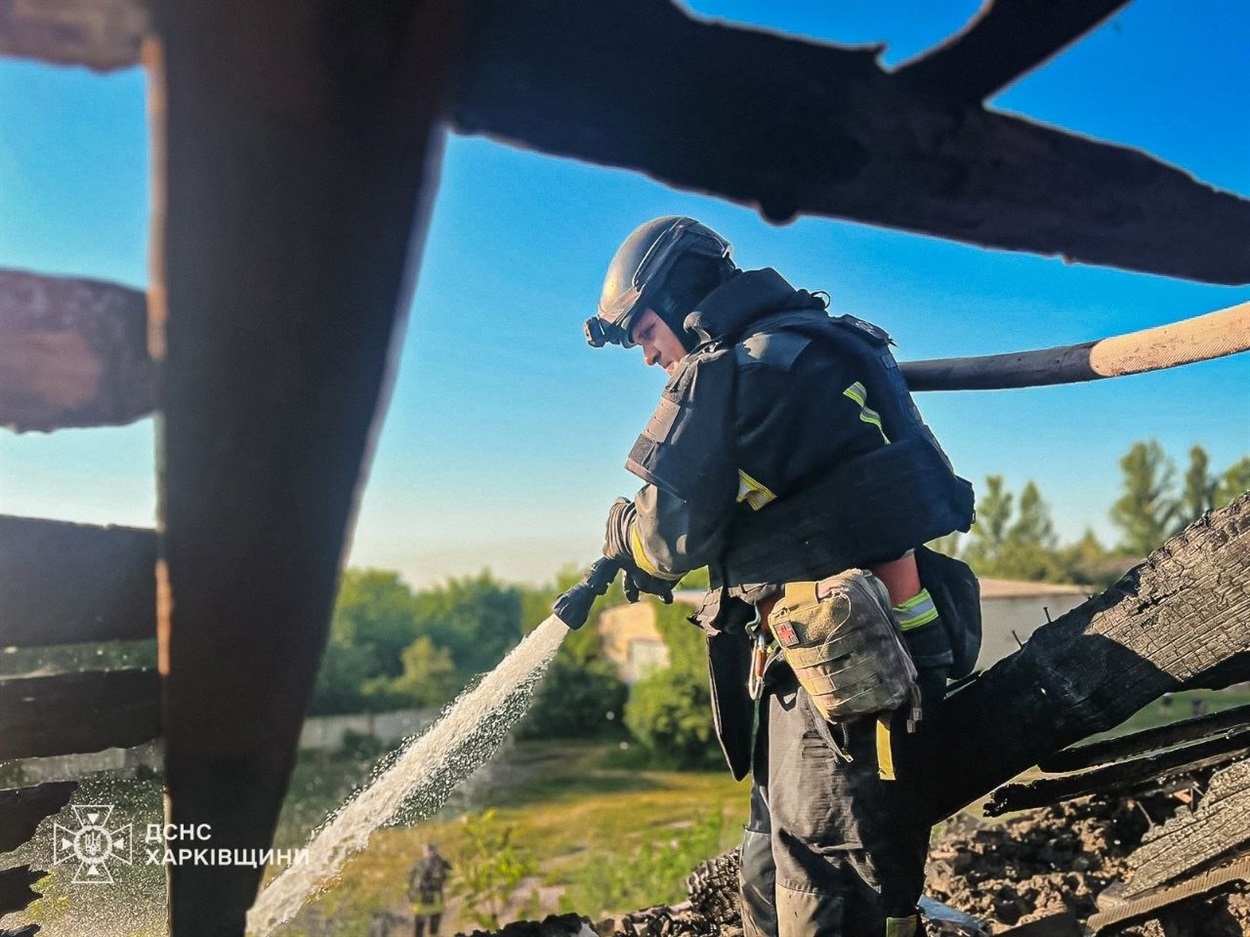 Рятувальники ліквідовують пожежу, яка виникла внаслідок обстрілів