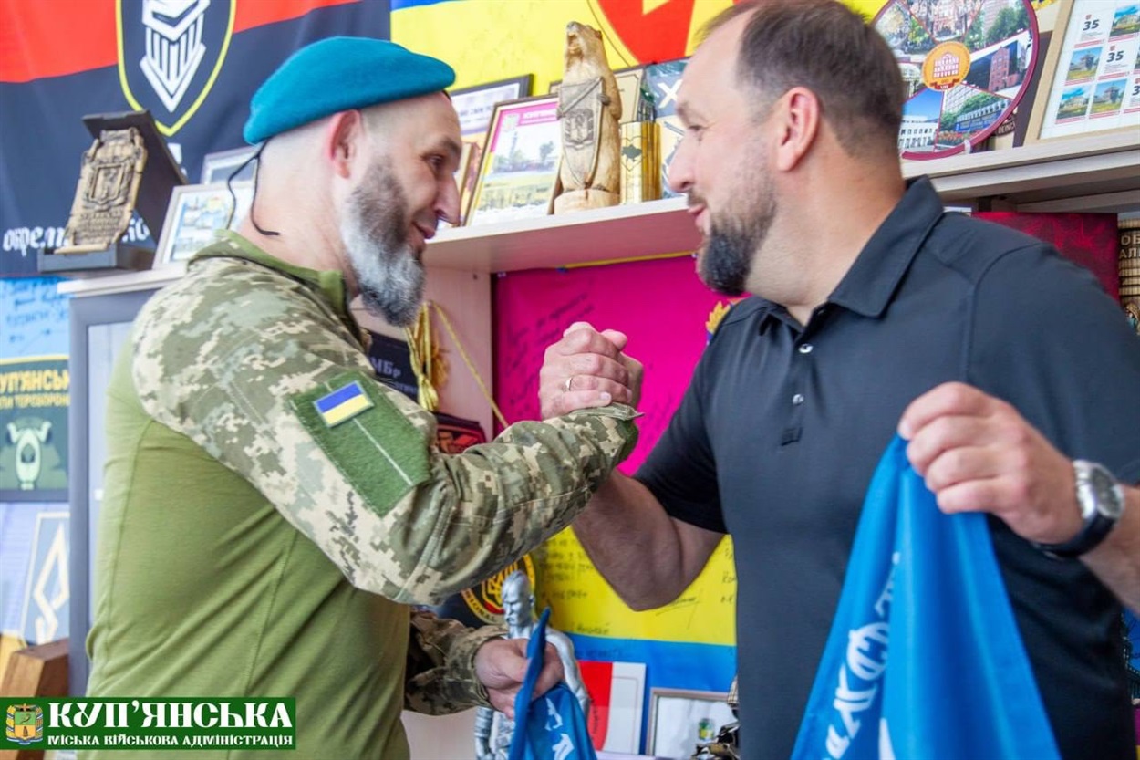 Захисник із Куп’янська передав місту особливий бойовий символ