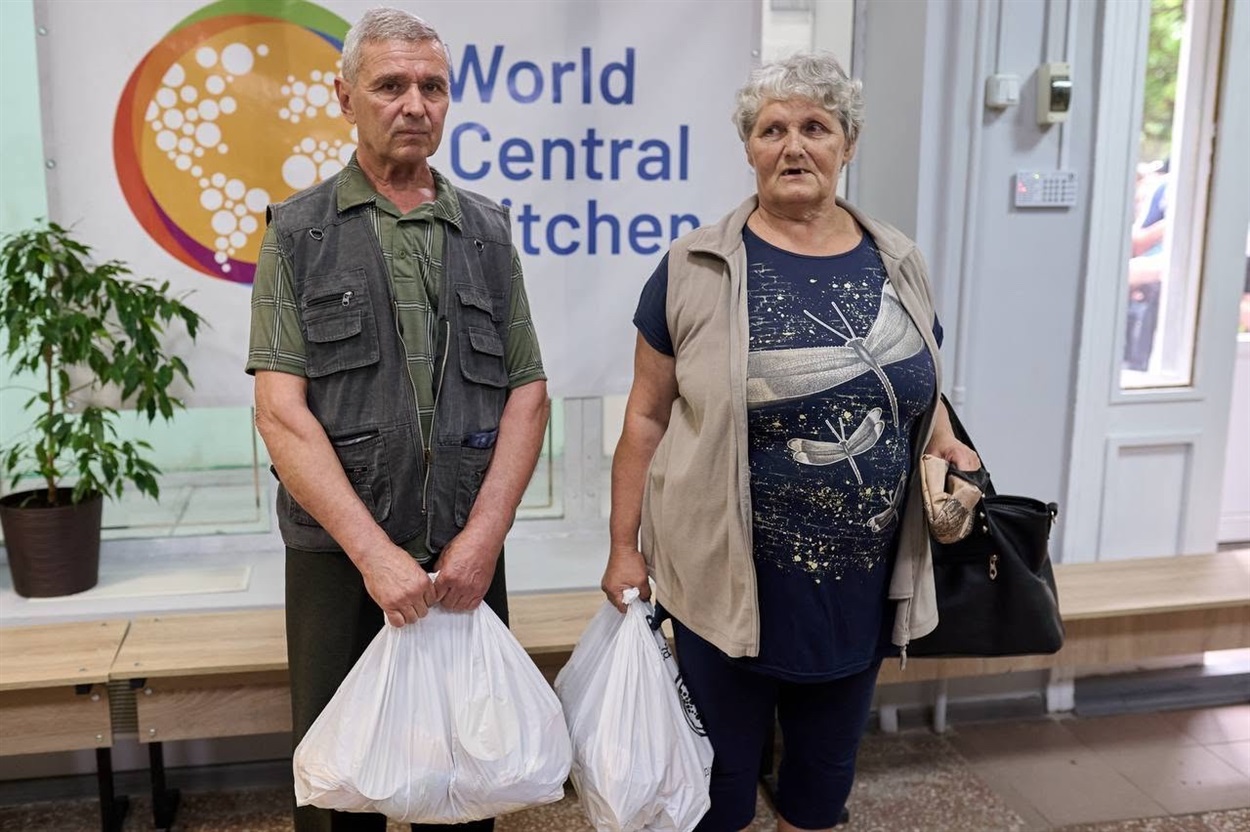 Мешканці громади отримують продуктові набори від World Central Kitchen