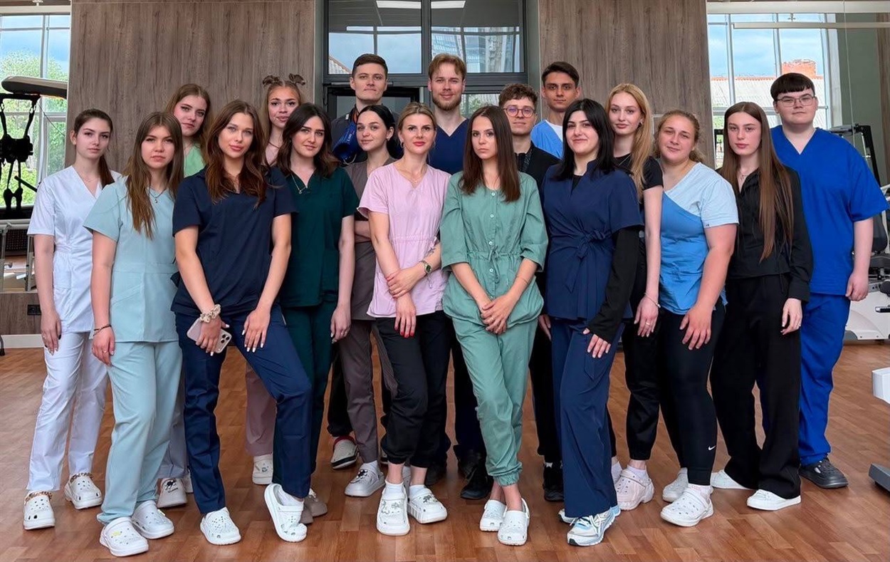 Повний склад студентів та клінічних супервізорів під час проходження клінічної практики - КНП ХОР «Обласна клінічна лікарня», відділення реабілітації.