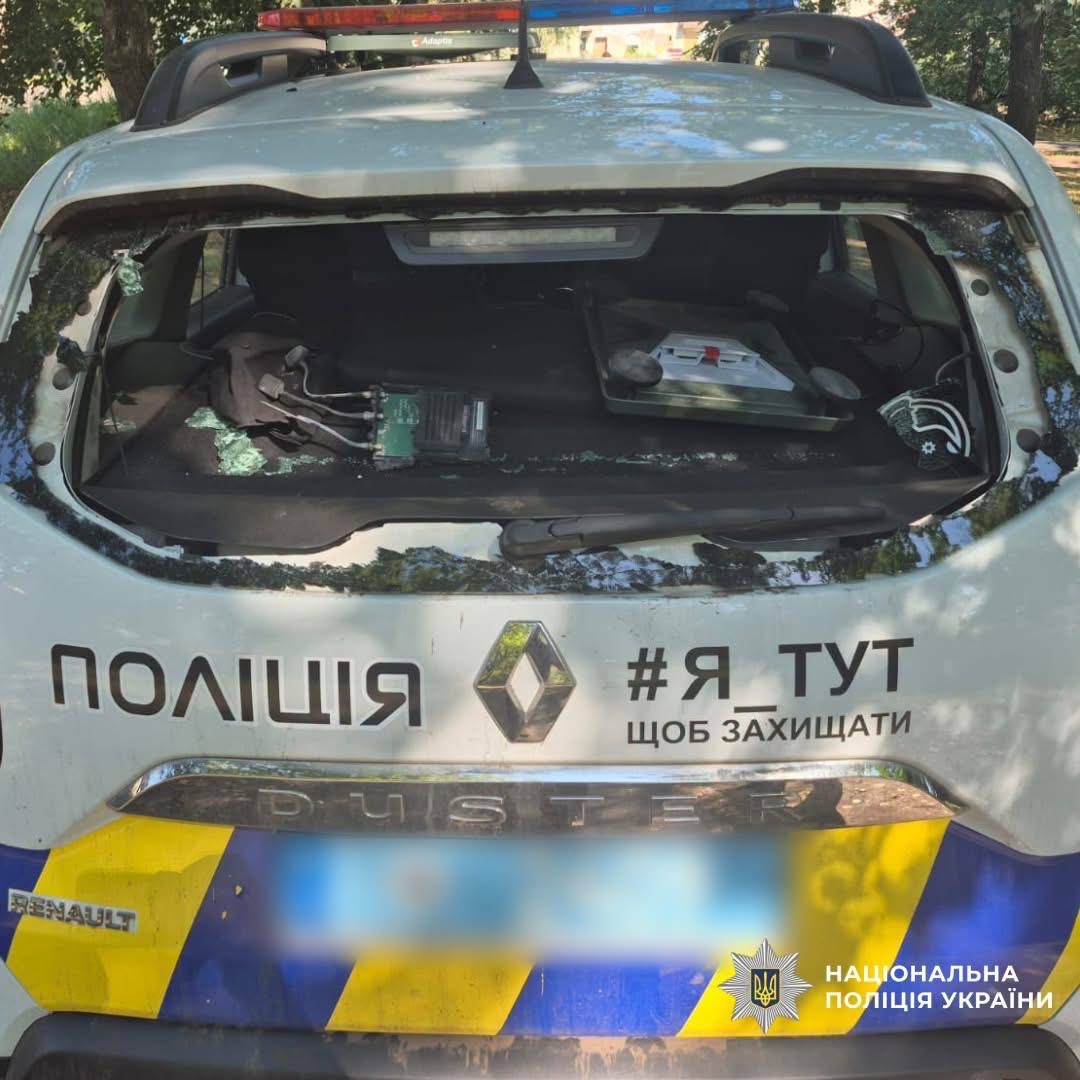 Наслідки обстрілу FPV-дроном на оптоволокні службових автомобілів поліції