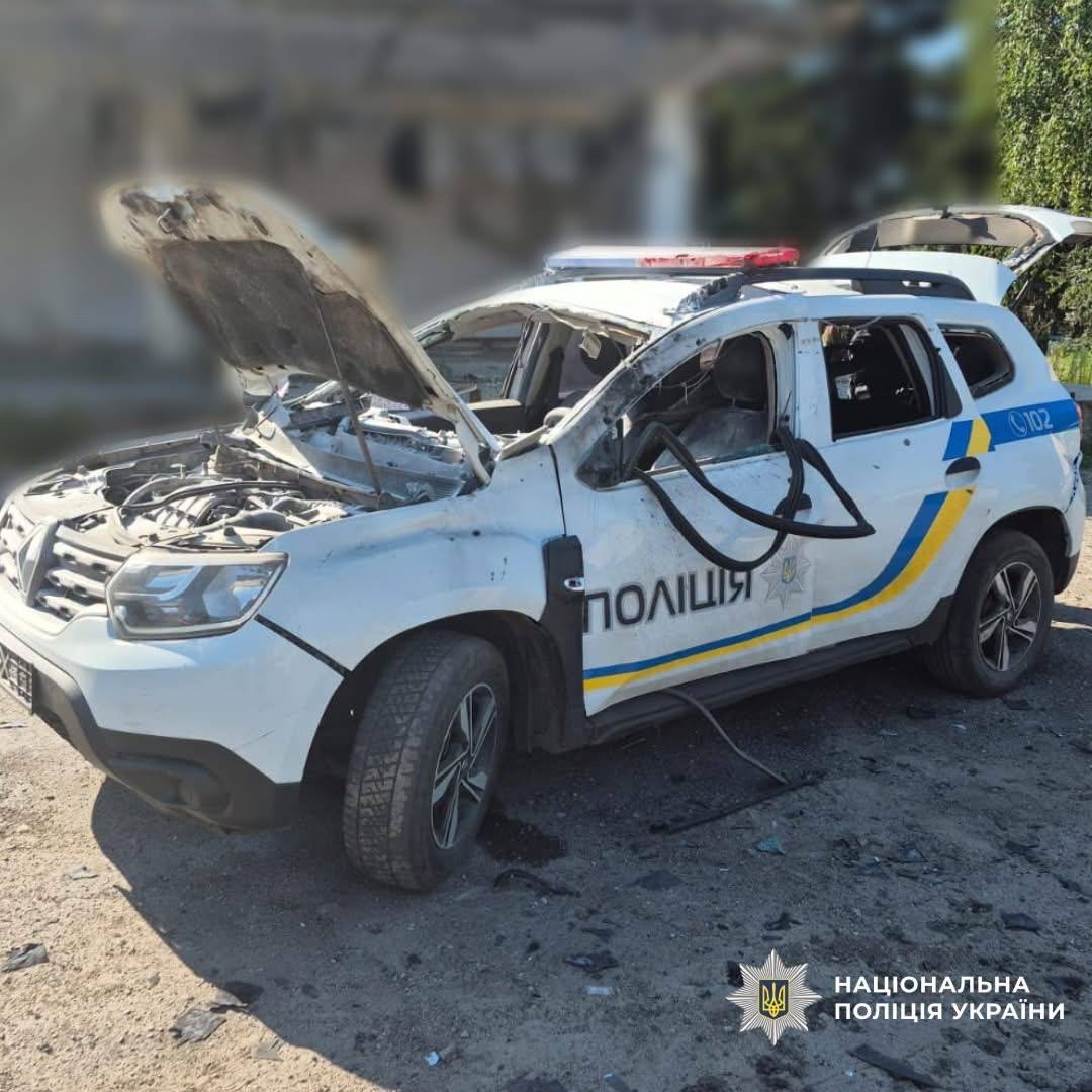 Наслідки обстрілу FPV-дроном на оптоволокні службових автомобілів поліції