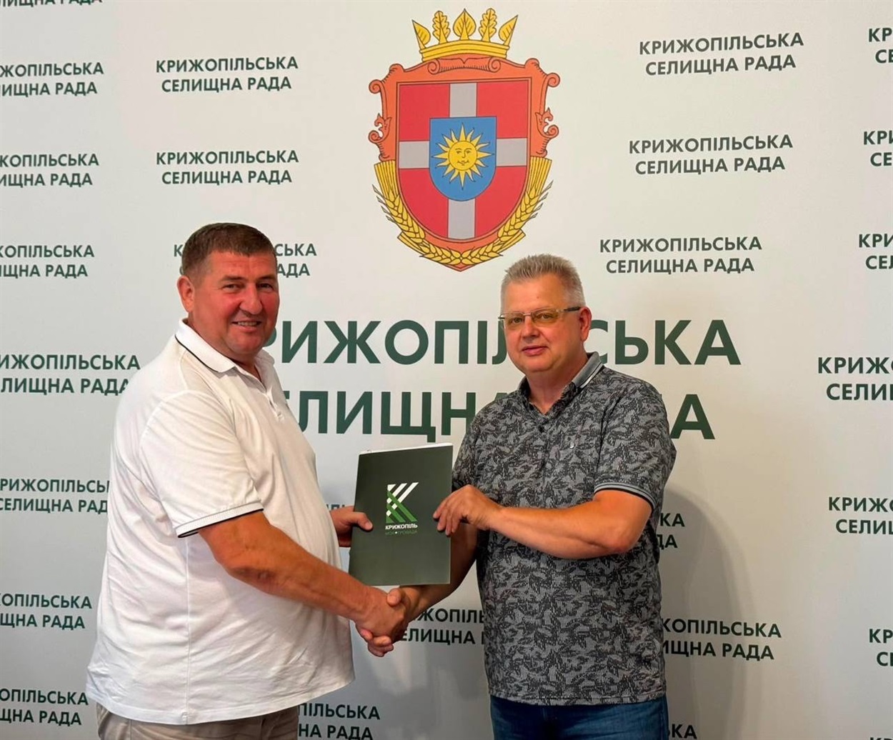 Меморандум підписали начальник Великобурлуцької селищної військової адміністрації Віктор Терещенко та Крижопільський селищний голова Володимир Василишен.