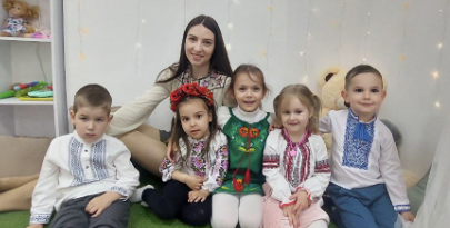 Сніжана Василенко з донькою та іншими вихованцями власного дитячого центру