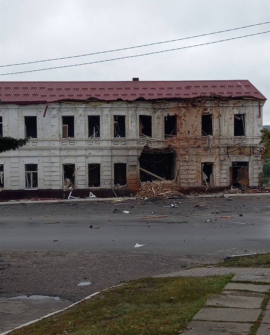 Зруйнована адмінбудівля Кіндрашівської ОТГ